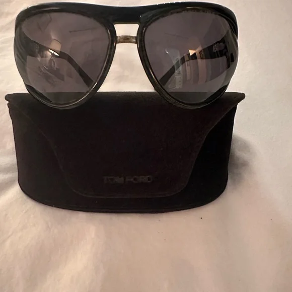 T O M F O R D Black Sunglasses with Case - Picture 2 of 5